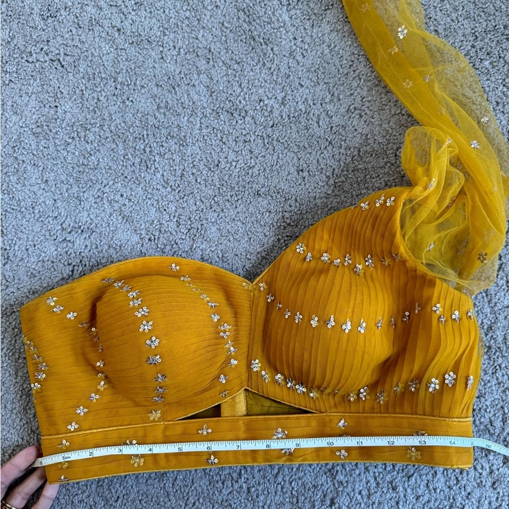 One shoulder yellow lengha - Picture 3 of 5